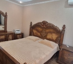 Люкс номер для семьи с большой кроватью и кухней в Гостевой дом