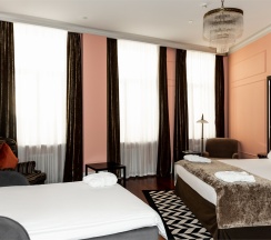 Семейный номер с видом на улицу в Dom Boutique Hotel