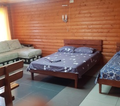 Номер стандарт комфорт с 1 односпальной и 1 двуспальной кроватью в Гостевой дом на Заячьей поляне