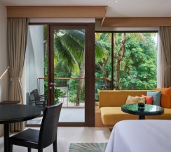 Четырёхместный номер Guest с балконом и с видом на сад в Renaissance Phuket Resort & Spa