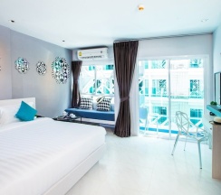 Двухместный номер Deluxe с балконом двуспальная кровать в The Crib Patong