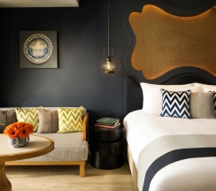 Двухместный номер Deluxe с балконом и с видом на бассейн двуспальная кровать в Avista Grande Phuket Karon - MGallery