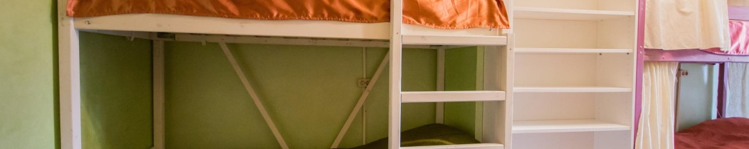 Кровать в 4-местном общем мужском номере в Рациональ