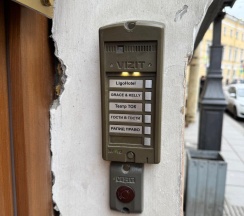 Кровать в 10-местном общем номере в Гости в гости