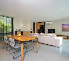 Вилла с 2 комнатами с балконом и с видом на горы в Design Duplex P10 in Natural Park Resort
