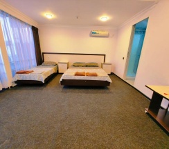 Номер комфорт улучшенный с 1 односпальной и 1 двуспальной кроватью в Гравитация