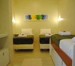 Трёхместный люкс с балконом в Brazilodge All Suites Hostel