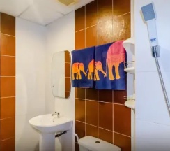 Двухместный номер Superior с балконом двуспальная кровать в Baan Yuyen Karon Guesthouse