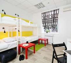 Кровать в 4-местном общем женском номере в Maxi House