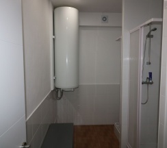 Кровать в общем номере (женский номер) с видом на город в I Love Madrid Hostel