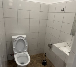 Кровать в общем номере с балконом и с красивым видом из окна в Rodnik village&SPA