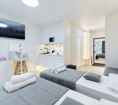 Двухместный номер Deluxe с балконом и с видом на город 2 отдельные кровати в Апартаменты Новые в Минск-Мир возле Avia mall