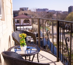 Стандартный трехместный номер в Rose manor