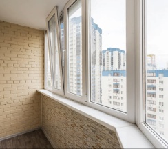Двухместный номер Standard с балконом (двуспальная кровать) в Уютные Апартаменты с Видом на реку Волгу (ул. 5 просека д.101)