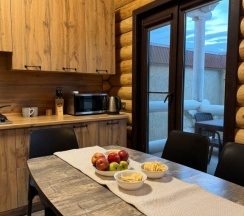 Коттедж с балконом и с красивым видом из окна в Domik_05