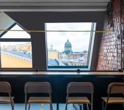 Номер с мансардным окном, двухспальной кроватью и небольшим диваном (Roof DBL) в Roof capsules