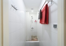 Комната в нежных тонах с двуспальной кроватью. в Star home