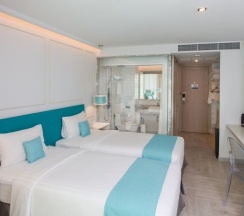 Двухместный номер Deluxe с балконом двуспальная кровать в The Bloc Hotel Phuket
