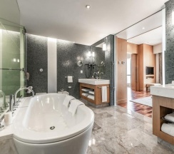 Люкс Executive, с доступом Swiss Executive Lounge - с большой двуспальной кроватью в Swissotel Красные Холмы