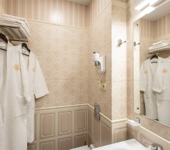 Номер первой категории "Улучшенный комфорт с балконом" в Mari