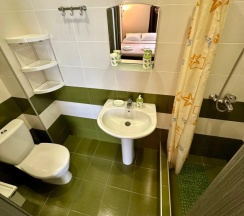 Двухместный семейный номер Superior с балконом и с красивым видом из окна двуспальная кровать в Людмила