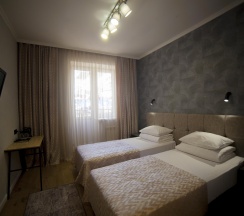 Номер стандарт с 2 односпальными кроватями с балконом в Альпина