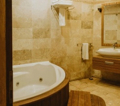 Двухместный люкс Улучшенный с террасой и джакузи двуспальная кровать в La Casa Cave