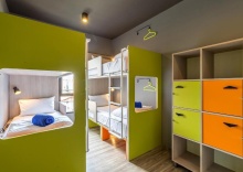 Кровать в общем номере (женский номер) двуспальная кровать в iSanook Hostel