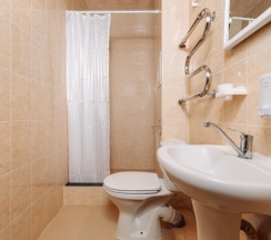 Стандарт с двуспальной и односпальными кроватями , видом на море до 4 гостей в Дельфин парк