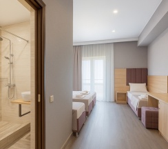 Четырехместный номер ДЕЛЮКС с балконом в Granada