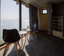 Номер студия c панорамным окном в Bay house