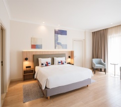 Представительский люкс с джакузи и террасой в Кортъярд Марриотт Сочи Красная Поляна