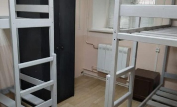 Кровать в 4-местном общем мужском номере в Only