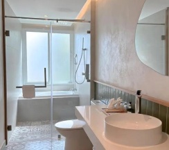 Двухместный люкс c 1 комнатой с видом на бассейн двуспальная кровать в Peach Hill Resort