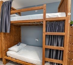 Кровать в общем номере (мужской номер) в Море