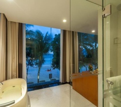 Двухместный люкс с видом на море двуспальная кровать в La Flora Resort Patong