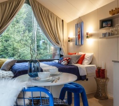 Персиковый дом с камином и с чаном в окружении леса в Timeless