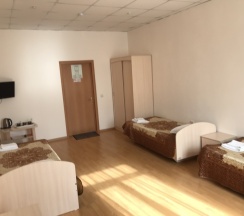 Кровать в общем номере с тремя кроватями в Парнас