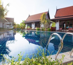 Трёхместный номер Standard с видом на бассейн в Howard Johnson by Wyndham Phuket Naiyang