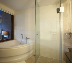 Двухместный номер Deluxe с балконом двуспальная кровать в Novotel Phuket Vintage Park Resort
