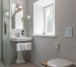 Двухместный люкс мансарда №5 с 2 комнатами с красивым видом из окна двуспальная кровать в Лель