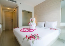 Двухместный номер Deluxe с балконом двуспальная кровать в Mirage Express Patong Phuket Hotel