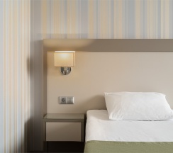 Семейный Полулюкс с 1 двуспальной и 1 односпальной кроватями в Ka Royal Hotel Boutique
