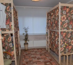 Кровать в 8-местном общем мужском номере в Green