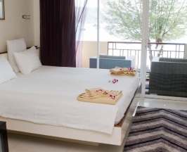 Двухместный номер Grand с видом на море двуспальная кровать в Mama Beach Residence
