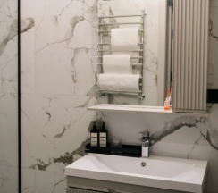 Вилла с балконом и с красивым видом из окна в Residence Village