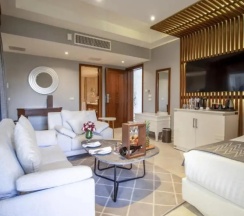 Двухместный полулюкс Posh Club Swim Up двуспальная кровать в Sunrise Crystal Bay Resort