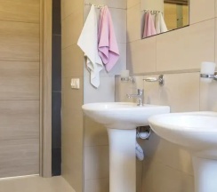 Кровать в общем номере (мужской номер) в Opaliha Loft rooms