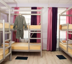 Кровать в 8-местном общем номере Сиреневый в Эко