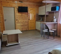 "СТУДИО на втором этаже" благоустроенный номер с двуспальной кроватью раскладным диваном и полноценной кухней. в Семейный